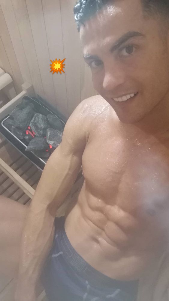 两款海拔中，张家辉分别以暴雨中持枪火拼和逃离;欲望之城手牵小女孩的两个造型亮相，展现出此番塑造的角色，不仅是孤胆卧底英雄，也有铁血柔情的一面
